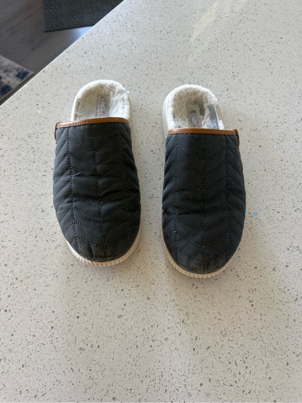 Olukai - Men’s Size 11 Quilted Navy Shearling Lined Men’s Slipper